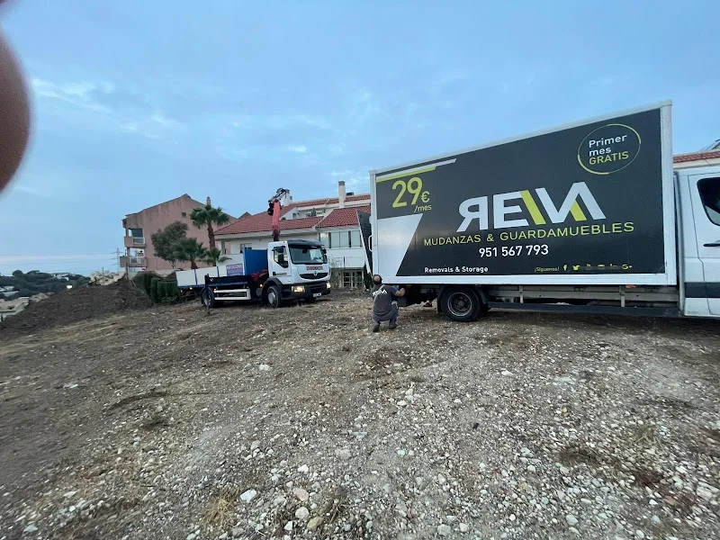 Reva, Mudanzas , Trasteros y Guardamuebles en Málaga . en C. Gaspar Núñez de Arce, 23, Bailén-Miraflores, 29010 Málaga, España - Imagen 1