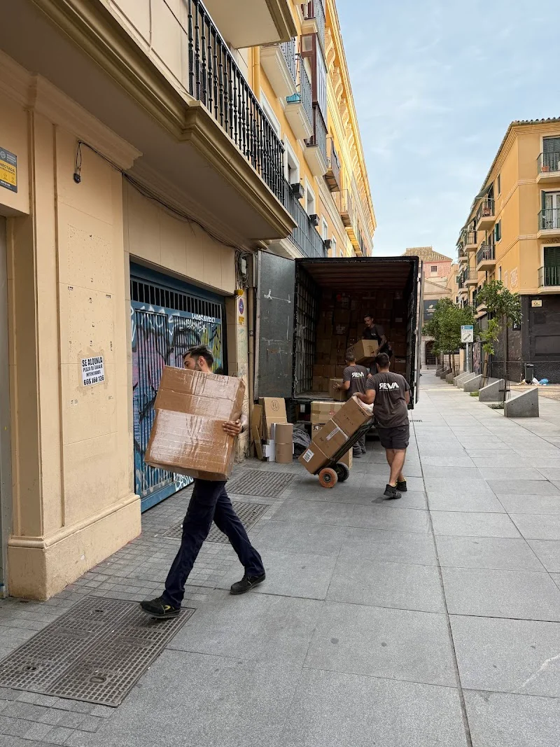 Reva, Mudanzas , Trasteros y Guardamuebles en Málaga . en C. Gaspar Núñez de Arce, 23, Bailén-Miraflores, 29010 Málaga, España - Imagen 2