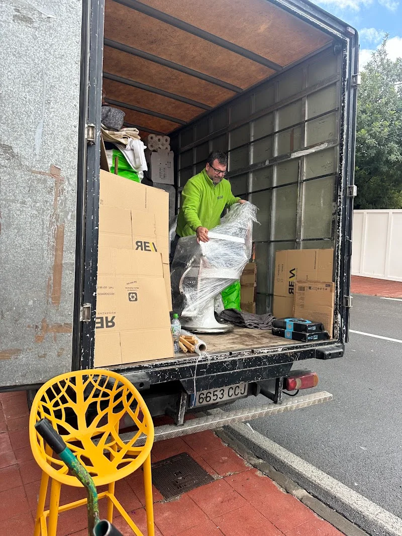 Trastero Reva, Mudanzas , Trasteros y Guardamuebles en Málaga . en C. Gaspar Núñez de Arce, 23, Bailén-Miraflores, 29010 Málaga, España - MejorTrastero