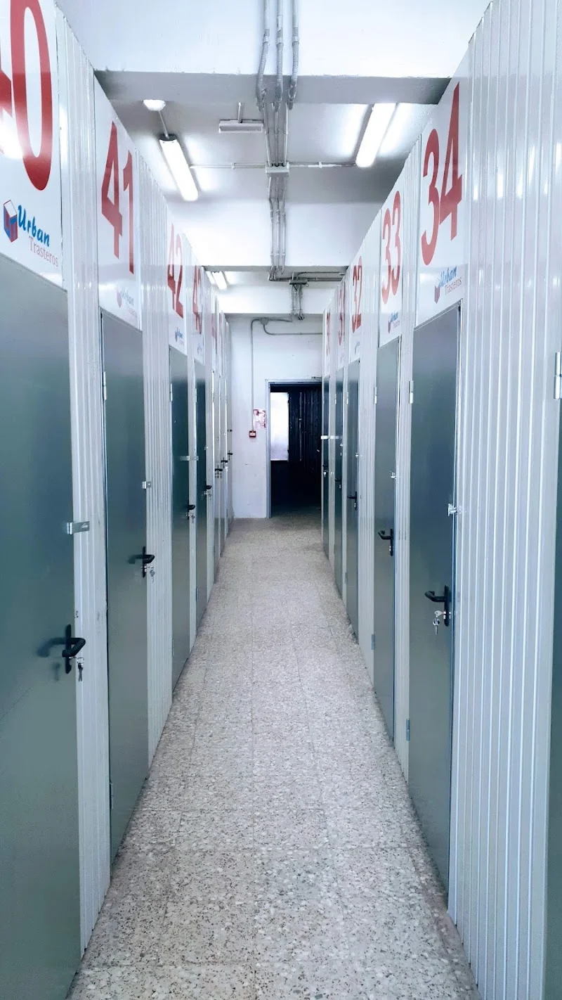 Alquiler Trasteros Económicos en C. Pura Gutiérrez, 12 C. Emilio thuiller, 60, Cdad. Jardín, 29014 Málaga, España - Imagen 3