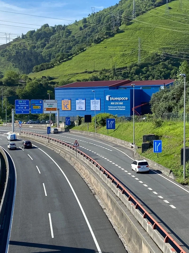 Bluespace San Adrián – trasteros en San Adrián en San Adrian Etorb., 45, Ibaiondo, 48003 Bilbao, Bizkaia, España - Imagen 1