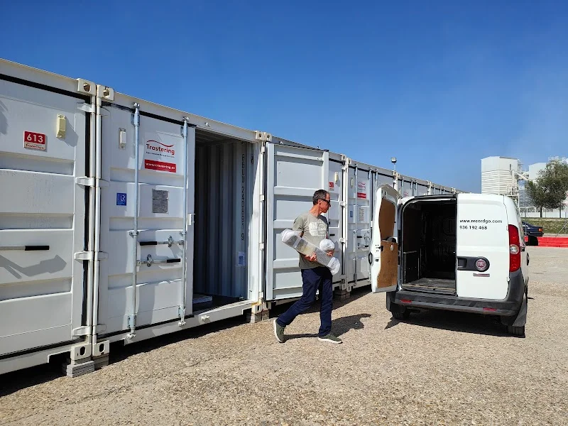 Trastering Vicálvaro-Madrid- Alquiler de Trasteros Almacenes y Guardamuebles en C. de la Barca, 44, Vicálvaro, 28052 Madrid, España - Imagen 1