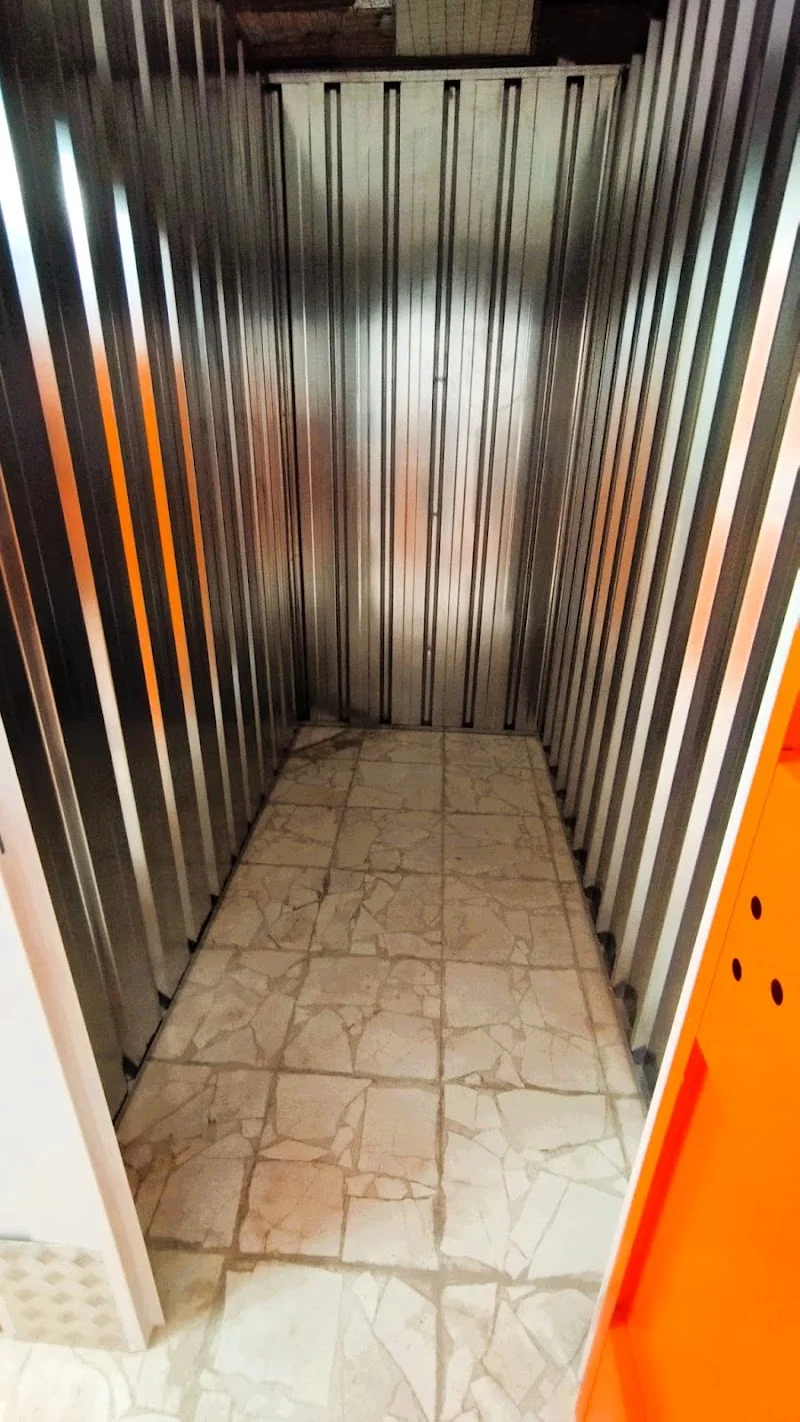 Trasteros Naranja Córdoba en C. Conquistador Benito de Baños, Levante, 14007 Córdoba, España - Imagen 3