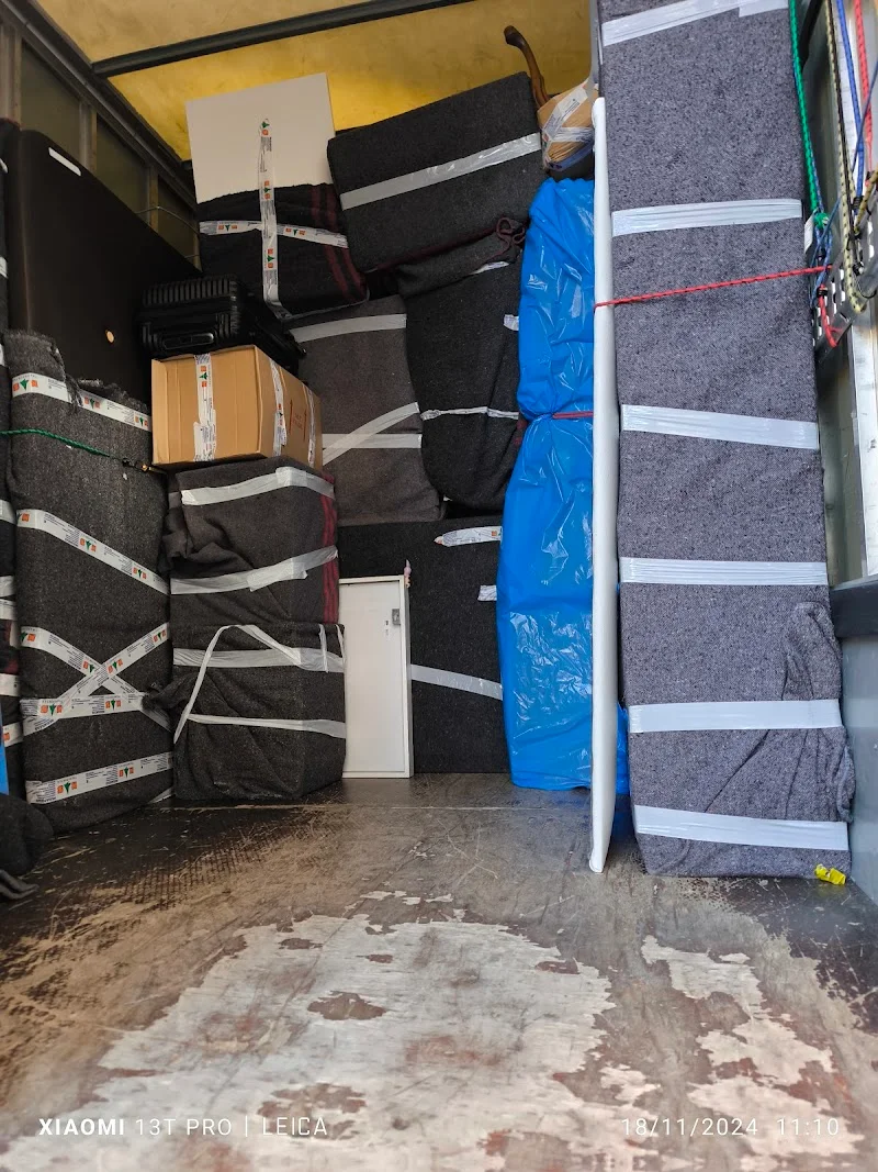 Mudanzas y Guardamuebles JMMC en C. de Cambados, 4, Hortaleza, 28055 Madrid, España - Imagen 4