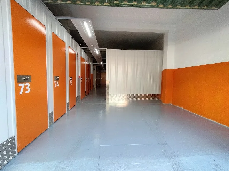 Trasteros Naranja Lucero en C. de Sepúlveda, 65, Latina, 28011 Madrid, España - Imagen 1