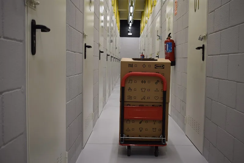 Trastero Trasteros Cuatro Caminos en Rúa Brasil, 8, bajo, 15009 A Coruña, España - MejorTrastero