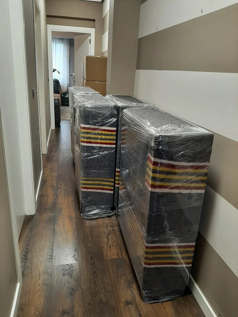 Mudanzas Efectiva en Rúa Orzán, s/n, 15001 A Coruña, España - Imagen 2