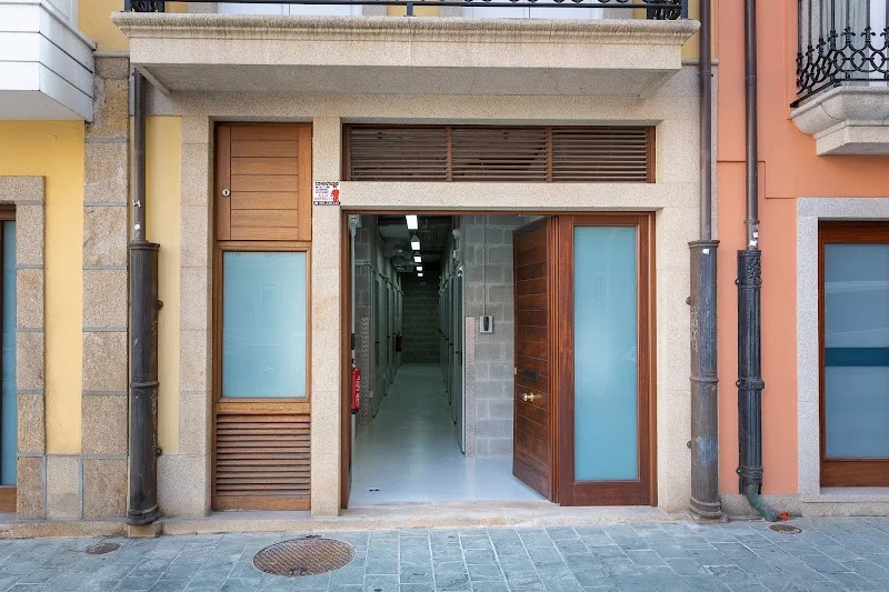 Leoneras Varela Silvari en Rúa Varela Silvari, 16-18, bajo, 15001 A Coruña, España - Imagen 1