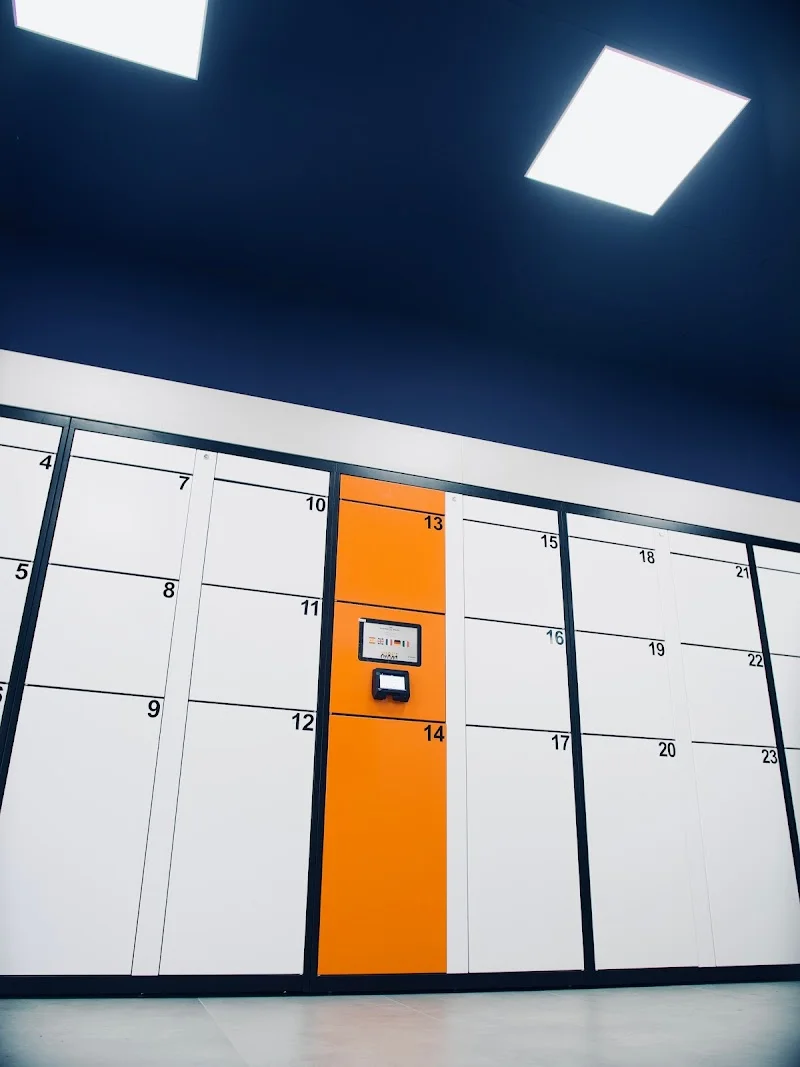 Consignas de equipaje 24h Estación de tren | Locker4Rent Granada en C. Halcón, 20, Beiro, 18014 Granada, España - Imagen 1