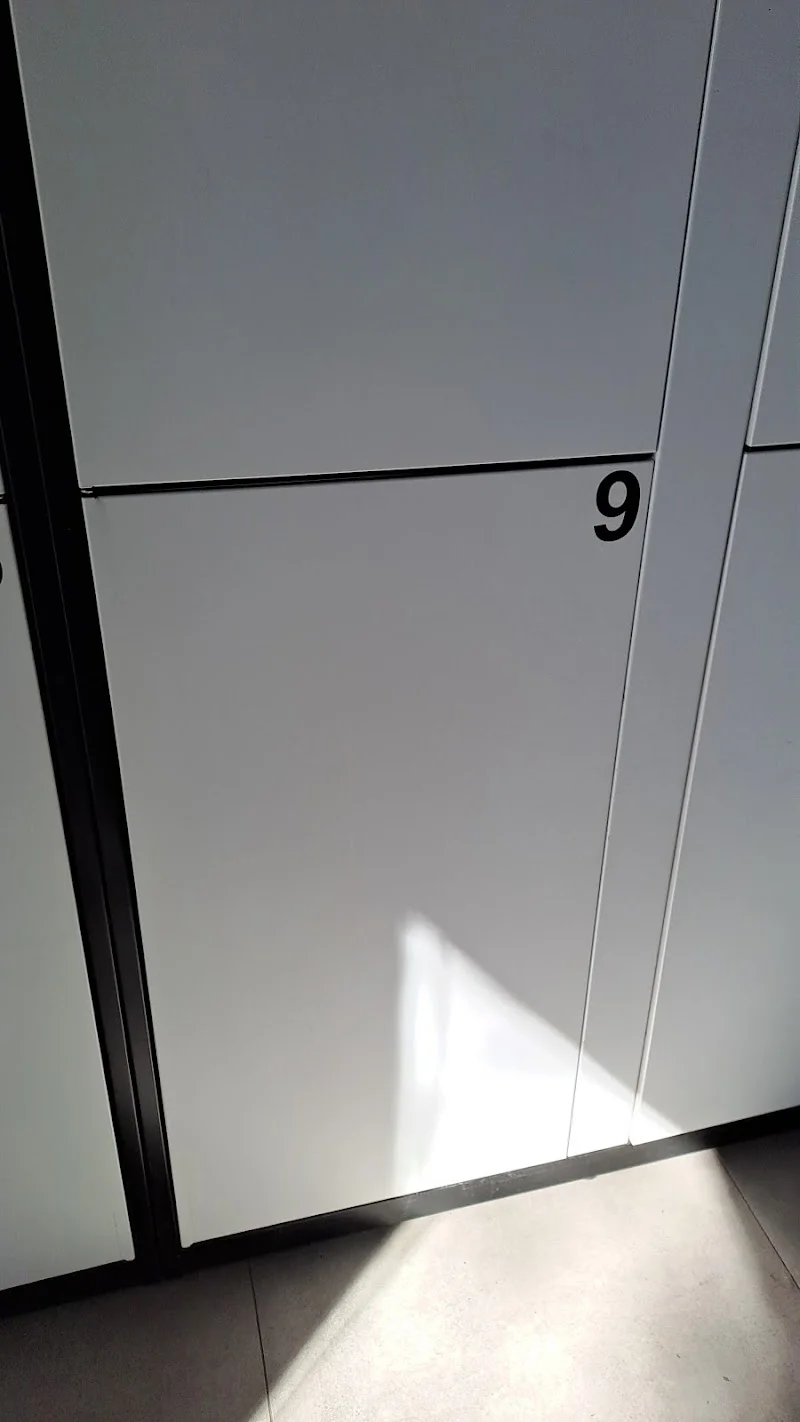 Consignas de equipaje 24h Estación de tren | Locker4Rent Granada en C. Halcón, 20, Beiro, 18014 Granada, España - Imagen 3