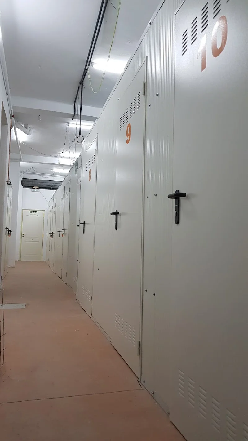 Trasteros Granada - Vergeles en Avda. Dilar 4 en callejón a espaldas Ambulatorio en callejón y junto esquina, BBVA, Zaidín, 18006 Granada, España - Imagen 2