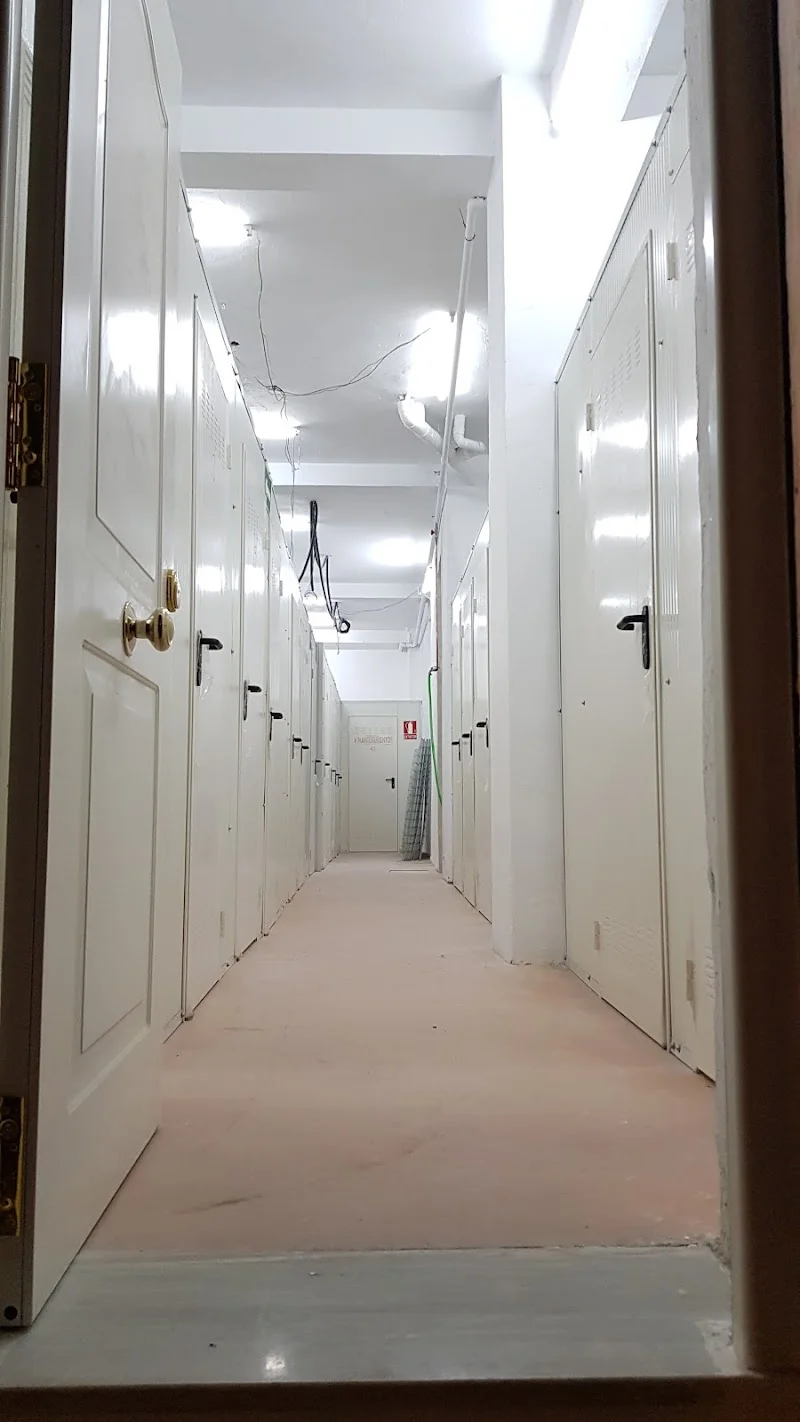 Trasteros Granada - Vergeles en Avda. Dilar 4 en callejón a espaldas Ambulatorio en callejón y junto esquina, BBVA, Zaidín, 18006 Granada, España - Imagen 3