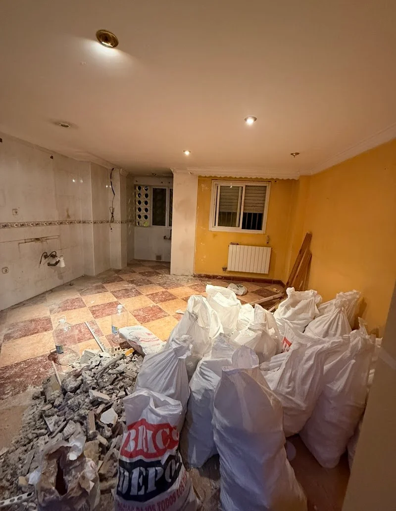 MUDANZAS Y MULTISERVICIOS J.N en C. Manolé, Beiro, 18014 Granada, España - Imagen 5