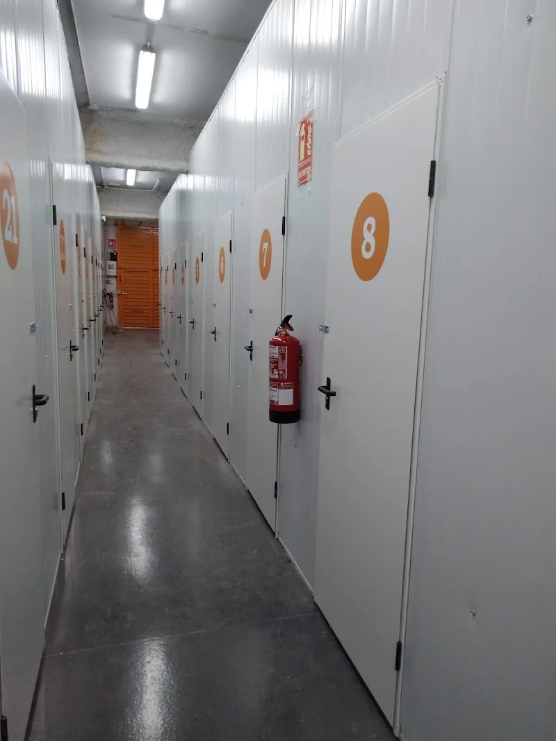 un mar de trasteros en Carrer del Pintor Vancells, 162, 08225 Terrassa, Barcelona, España - Imagen 2