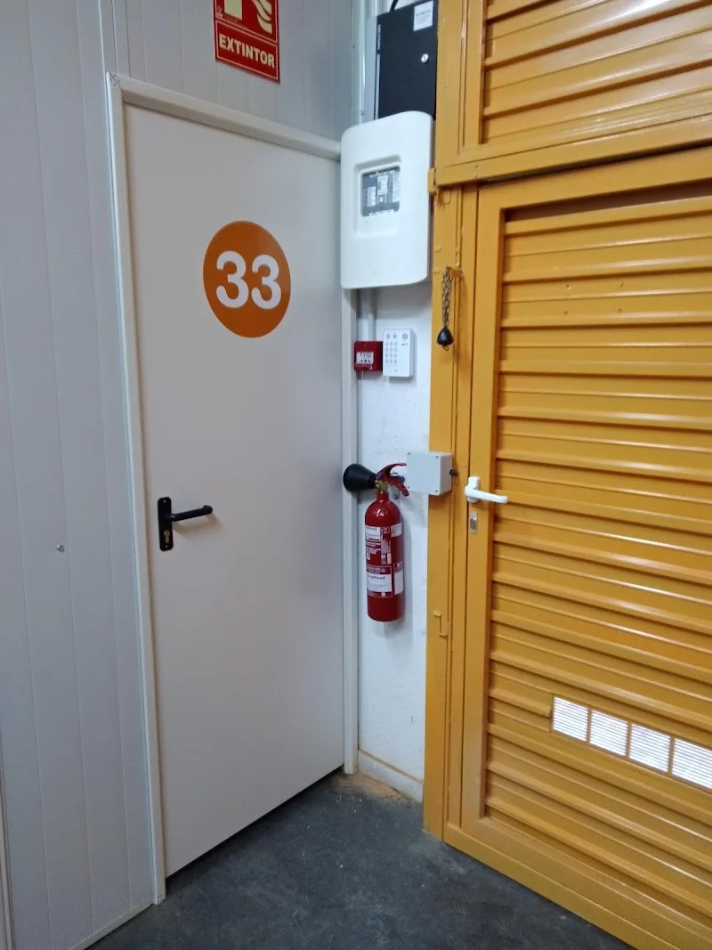 un mar de trasteros en Carrer del Pintor Vancells, 162, 08225 Terrassa, Barcelona, España - Imagen 3