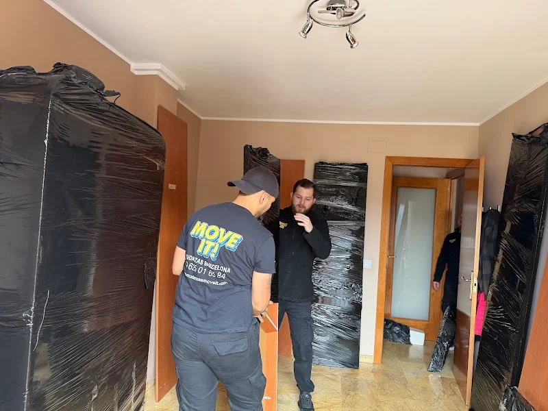 Mudanzas MOVE IT! Terrassa en Carrer de Joan Monpeó, 120, El Segle XX, 08223 Terrassa, Barcelona, España - Imagen 2