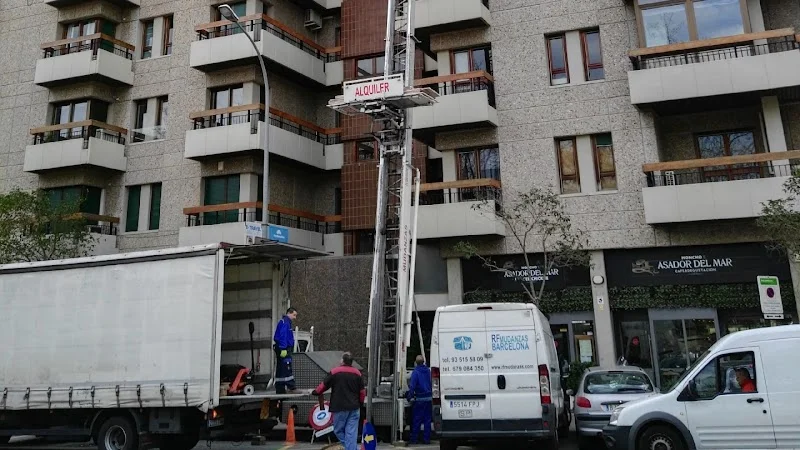 RF Mudanzas Badalona | Plataforma Elevadora en Carrer d'Àngel Guimerà, 46, 08917 Badalona, Barcelona, España - Imagen 1