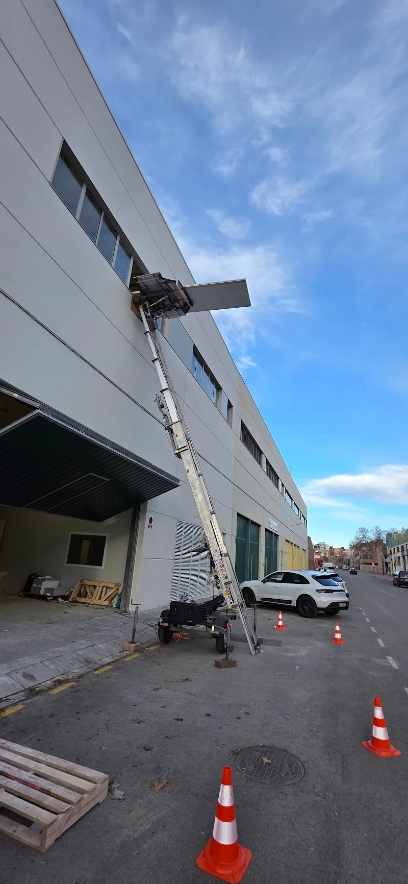 RF Mudanzas Badalona | Plataforma Elevadora en Carrer d'Àngel Guimerà, 46, 08917 Badalona, Barcelona, España - Imagen 2