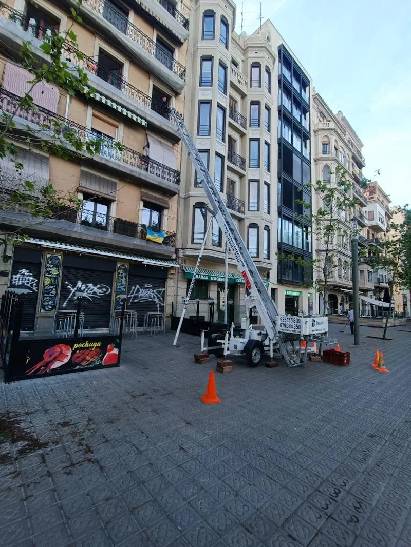 RF Mudanzas Badalona | Plataforma Elevadora en Carrer d'Àngel Guimerà, 46, 08917 Badalona, Barcelona, España - Imagen 4
