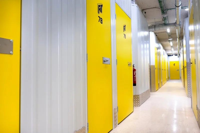 FUERA TRASTOS en C. Aureliano San Román, 38, 33011 Oviedo, Asturias, España - Imagen 1