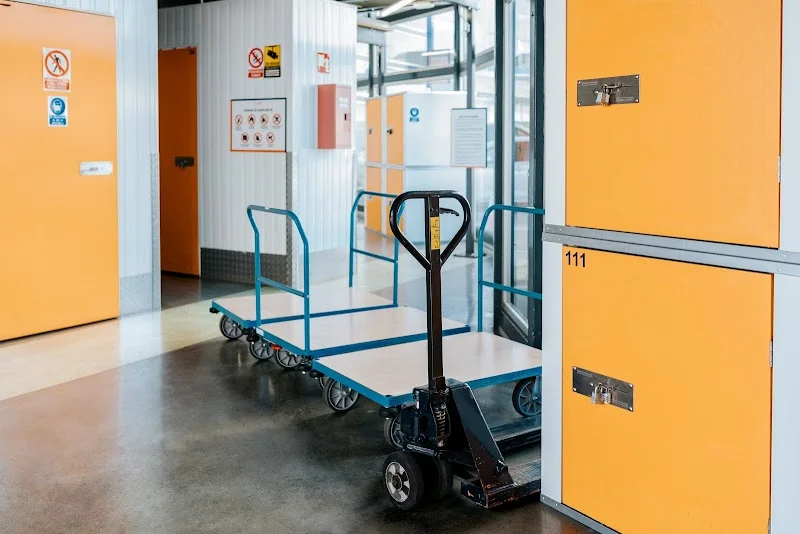 Qubi Servicios Logisticos, S.L. en Polígono Industrial Costa Sur, C. Fernando Beautell, 21, 38009 Santa Cruz de Tenerife, España - Imagen 5