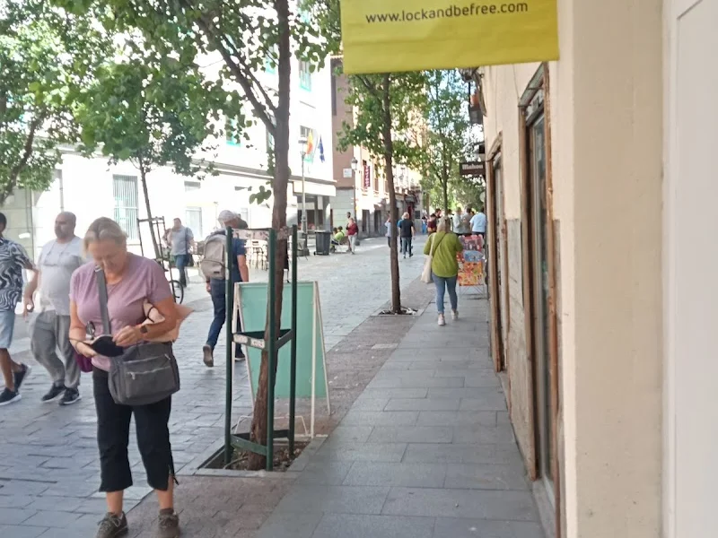 Consigna 24H Plaza Mayor - Lock and Be Free en Calle de la Bolsa, 7, Centro, 28012 Madrid, España - Imagen 4