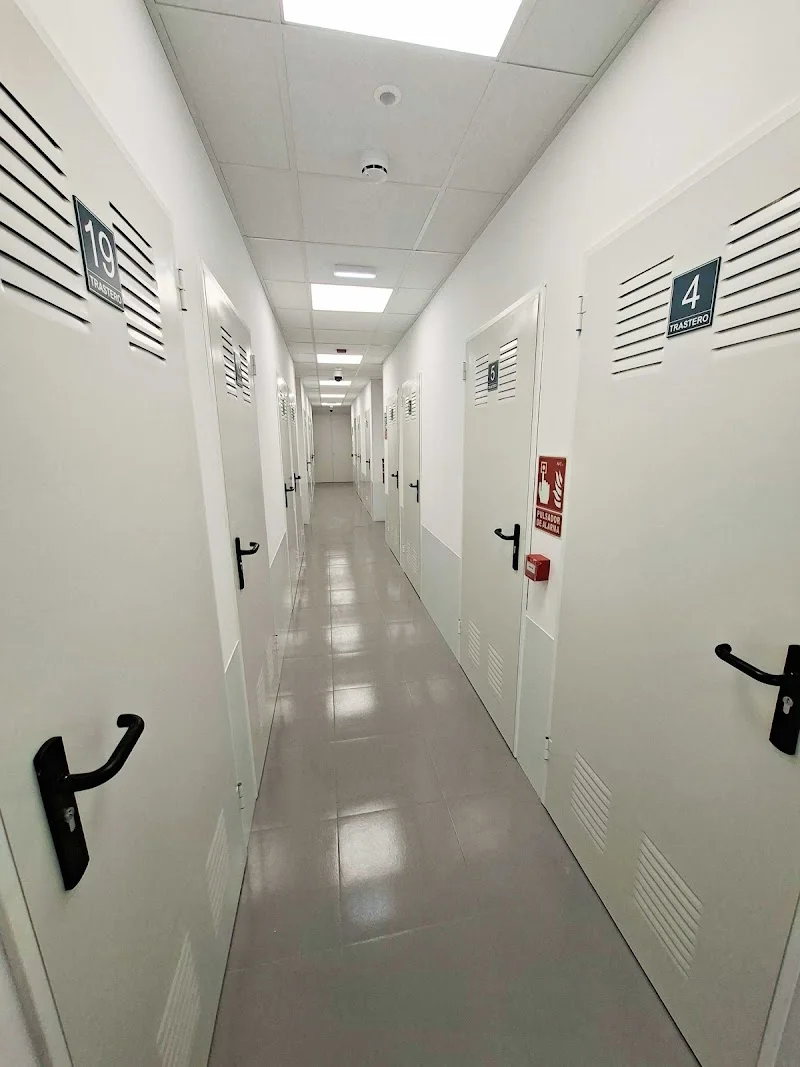 TRASTEROS VIPS ALMERIA en Pl. de Sta. Isabel, 11, 04009 Almería, España - Imagen 2