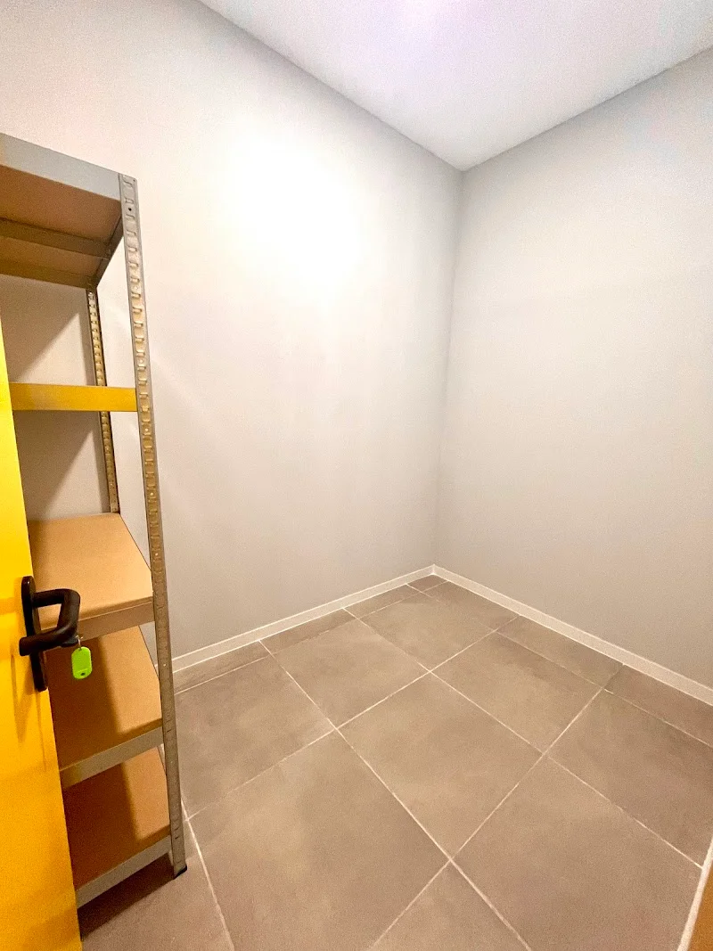 El Trastero Amarillo en Av. de Sierra Alhamilla, 104, 04007 Almería, España - Imagen 3