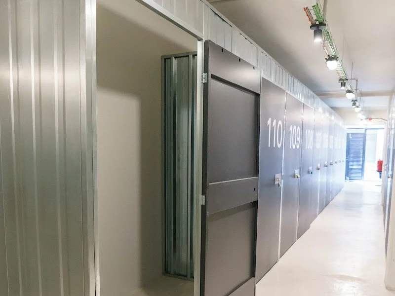 Pongo Trasteros Pueblo Nuevo en C. de Emilio Ferrari, 32, Cdad. Lineal, 28017 Madrid, España - Imagen 2