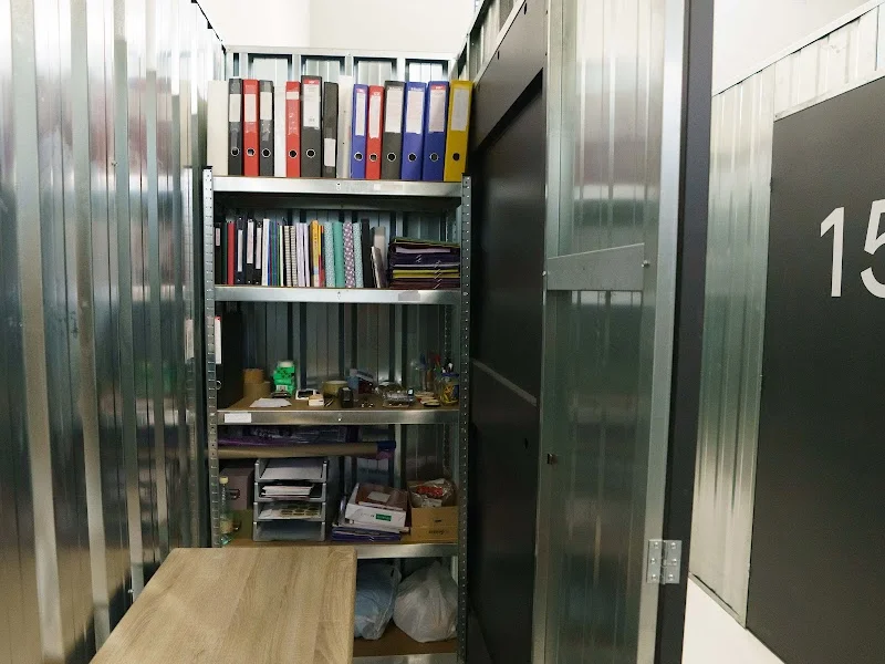 Pongo Trasteros Pueblo Nuevo en C. de Emilio Ferrari, 32, Cdad. Lineal, 28017 Madrid, España - Imagen 3