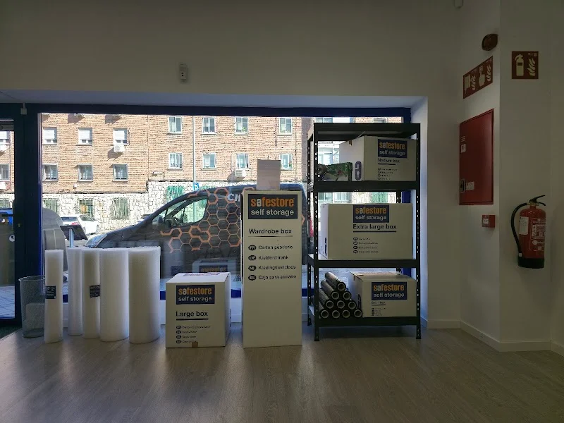 OhMyBox! Trasteros de alquiler: San Blas, Madrid. en C. de Emilio Muñoz, 31, San Blas-Canillejas, 28037 Madrid, España - Imagen 3