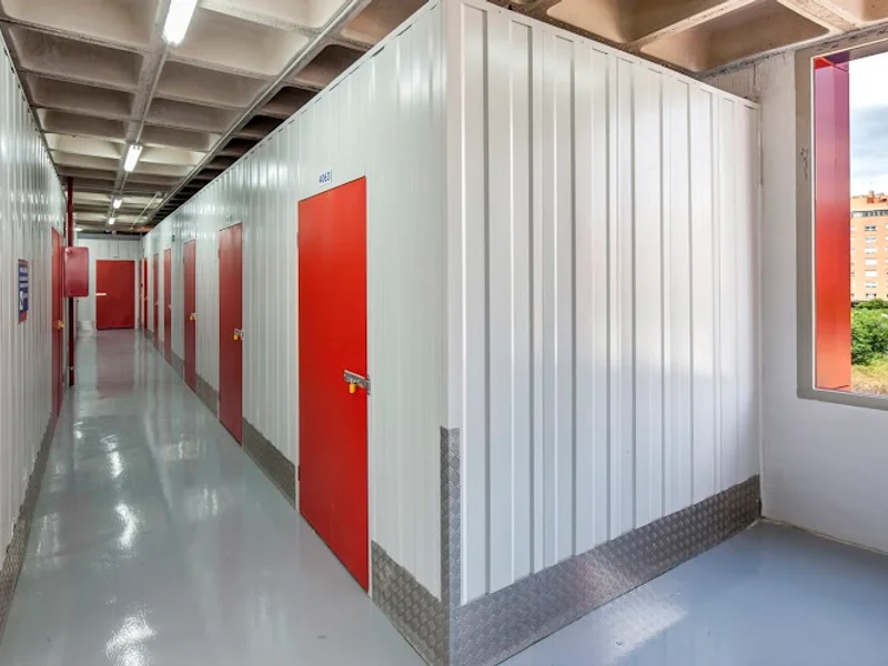 GLOBALBOX - Trasteros CARABANCHEL en C. Cerilleras, 10, Carabanchel, 28054 Madrid, España - Imagen 2