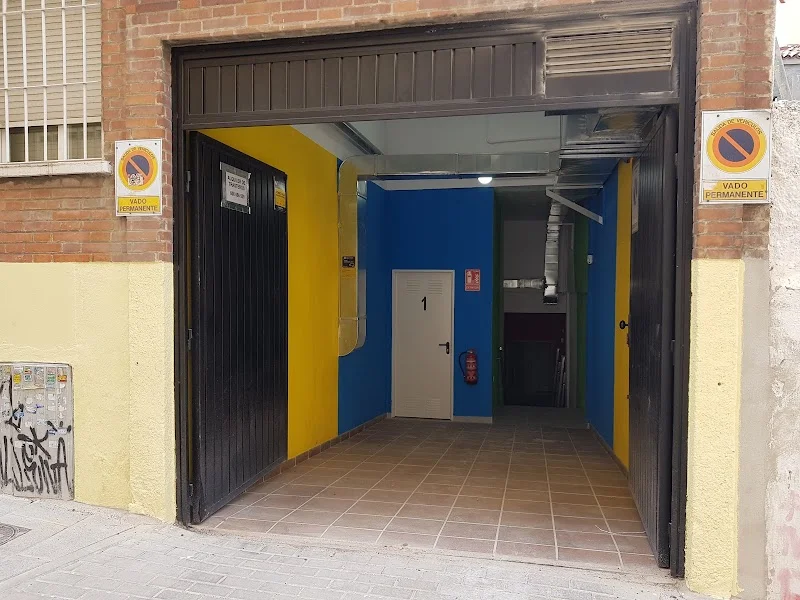 Trasteros Muy Grande en C. de Pedro Rogel, 5, Tetuán, 28039 Madrid, España - Imagen 1