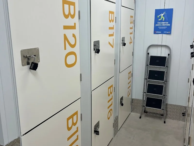 RedTras - Trasteros Artajona en C. de Artajona, 28, Moncloa - Aravaca, 28039 Madrid, España - Imagen 4