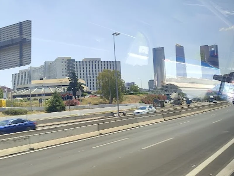 HOMEBOX Madrid Ramon y Cajal en 30 Francisco Sancha Street, Fuencarral-El Pardo, 28034 Madrid, España - Imagen 4