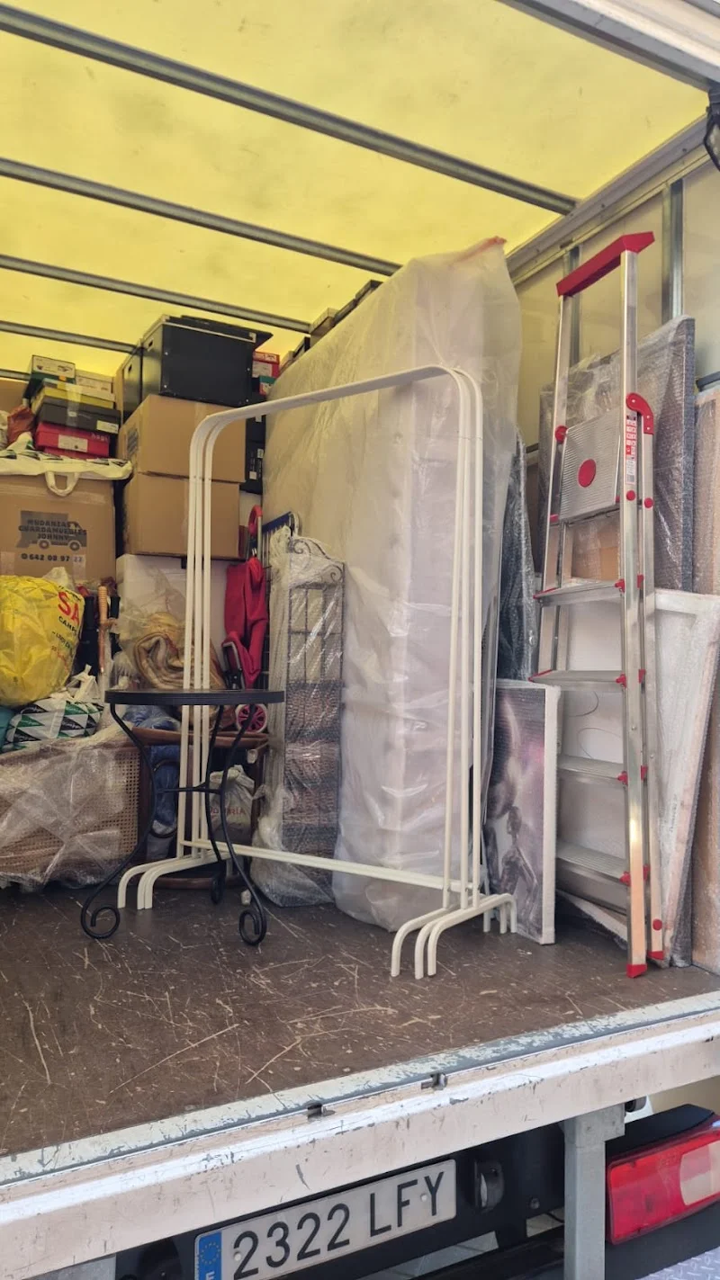 Mudanzas y Guardamuebles Johnny Vallecas en Av. de la Democracia, 19, Puente de Vallecas, 28031 Madrid, España - Imagen 2