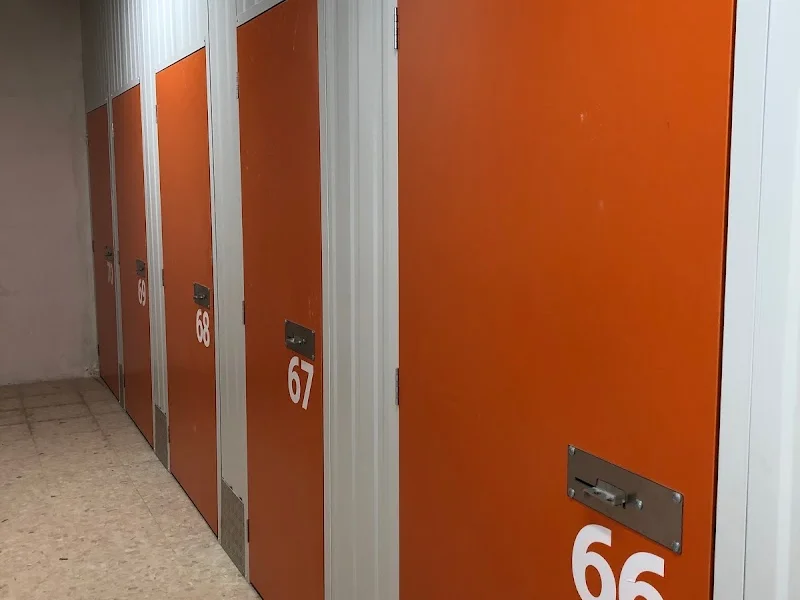 Trasteros Naranja Villaverde Bajo en C. del Platino, 25, local izquierda, Villaverde, 28021 Madrid, España - Imagen 1