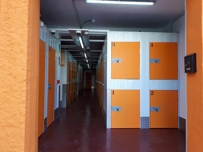 Minialmacenes Móstoles en Avenida de Portugal, 54 (Posterior Justo detrás del supermercado DIA, bajando escalera lateral, Acceso en coche por, C. Pintor Murillo, 9, y 11, 28933 Móstoles, Madrid, España - Imagen 1