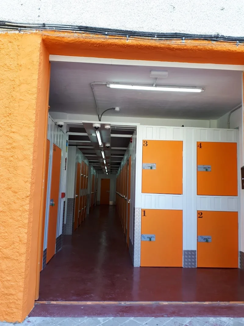 Trastero Minialmacenes Móstoles en Avenida de Portugal, 54 (Posterior Justo detrás del supermercado DIA, bajando escalera lateral, Acceso en coche por, C. Pintor Murillo, 9, y 11, 28933 Móstoles, Madrid, España - MejorTrastero