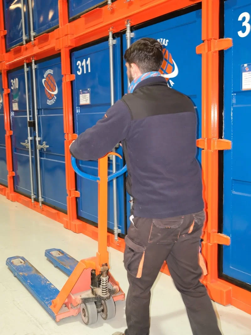 Guardamuebles y Trasteros MCastilla en C. Pto. Navacerrada, 55, 28935 Móstoles, Madrid, España - Imagen 4