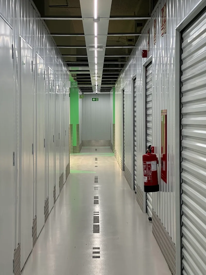 Storemore Villaverde - Alquiler de trasteros en Calle de S. Dalmacio, 7, Villaverde, 28021 Madrid, España - Imagen 1