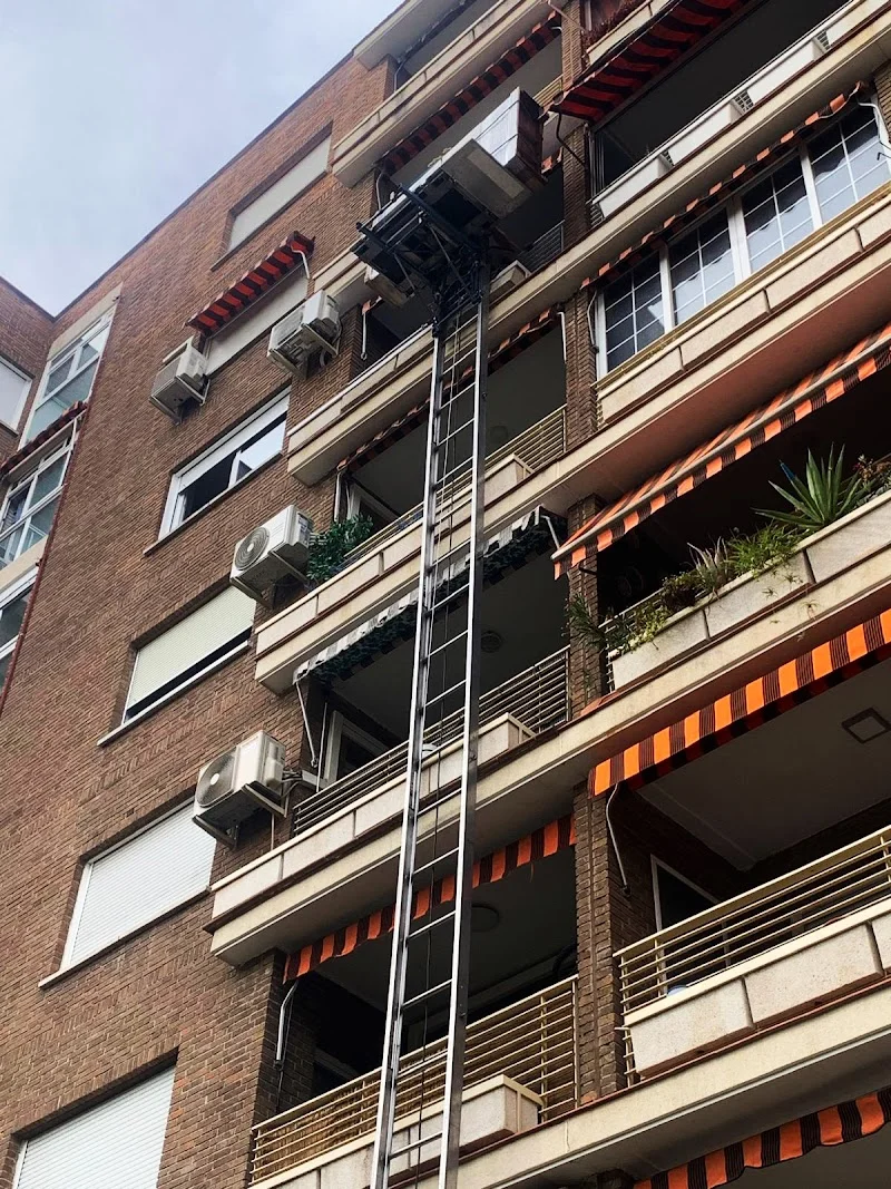 Mudanzas Lujanes S.L. en Centro Municipal de Empresas, Av. del Cerro del Águila, 9, Nave 8, 28703 San Sebastián de los Reyes, Madrid, España - Imagen 1