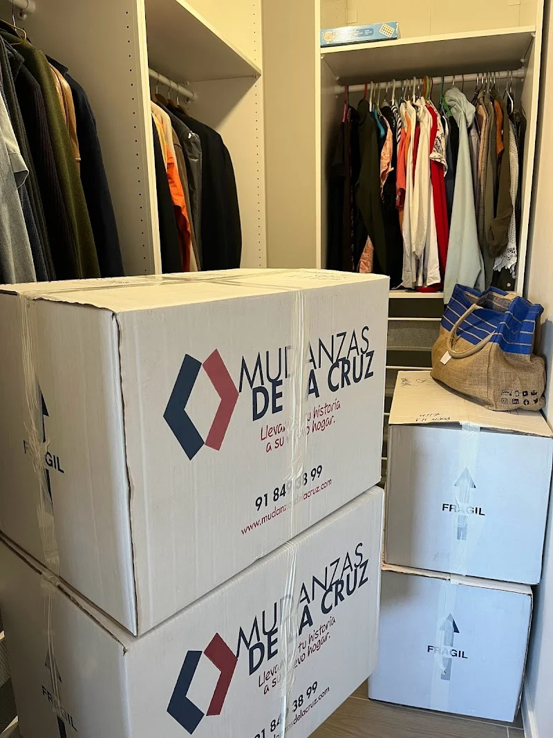 MUDANZAS DE LA CRUZ/ GUARDAMUEBLES. Servicios Madrid en C. Azuela, 74, 28400 Collado Villalba, Madrid, España - Imagen 3