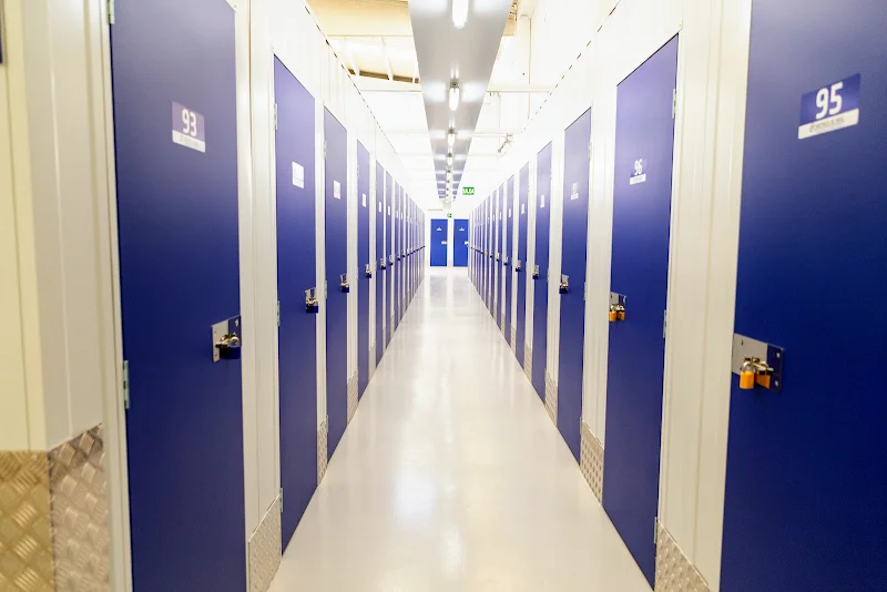 Metros de Más | Trasteros en Aranjuez en Pol. Ind. Gonzalo Chacón C/ Antonio Guardiola Sáez 4, 28300, Madrid, España - Imagen 2