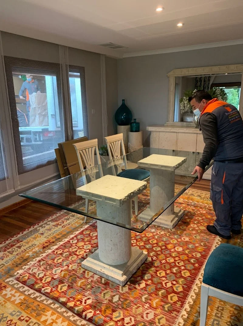 Mudanzas Salguero Guardamuebles en C. de Clara del Rey, 14, local 2, Chamartín, 28002 Madrid, España - Imagen 1