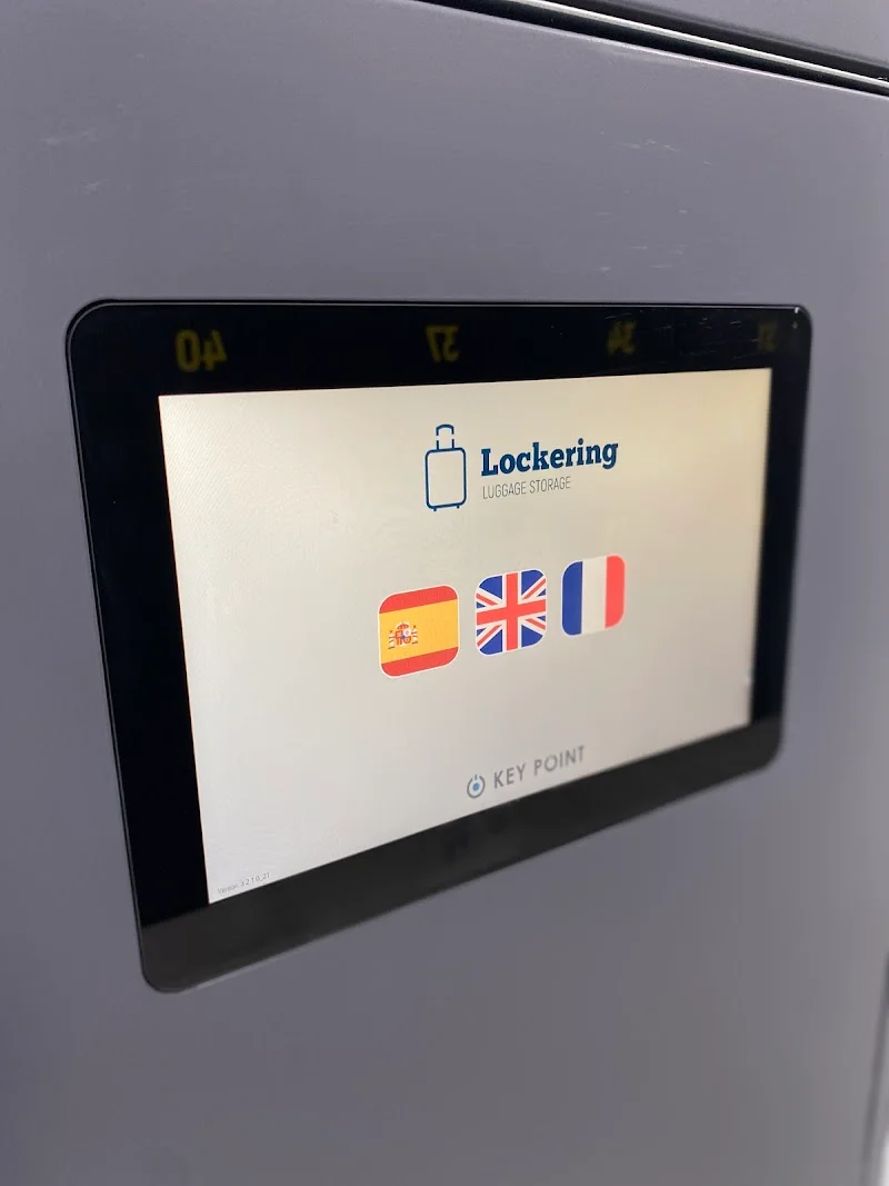 Stasher x Lockering - Luggage Lockers and Storage en Carrer de Casanova, 62, Eixample, 08011 Barcelona, España - Imagen 2