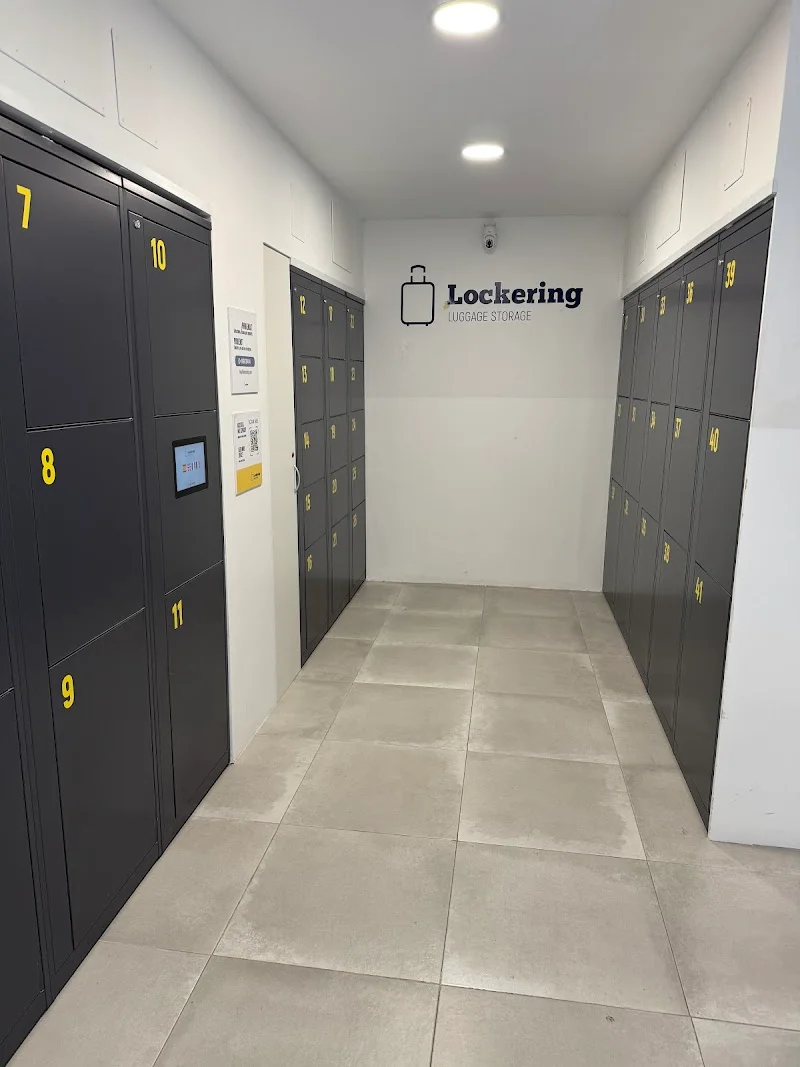 Stasher x Lockering - Luggage Lockers and Storage en Carrer de Casanova, 62, Eixample, 08011 Barcelona, España - Imagen 3