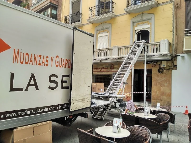 Mudanzas en Valencia y Guardamuebles La Seda en Avda. de Francia, 44, C. de Trafalgar, 53, Camins al Grau, 46023 València, Valencia, España - Imagen 5