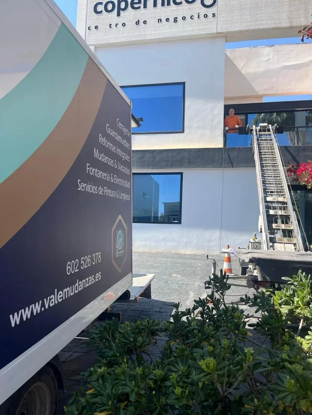 Mudanzas en Valencia - C&P Logistics O.E. en Carrer Andrés Piles Ibars, 4, Benicalap, 46025 València, Valencia, España - Imagen 1