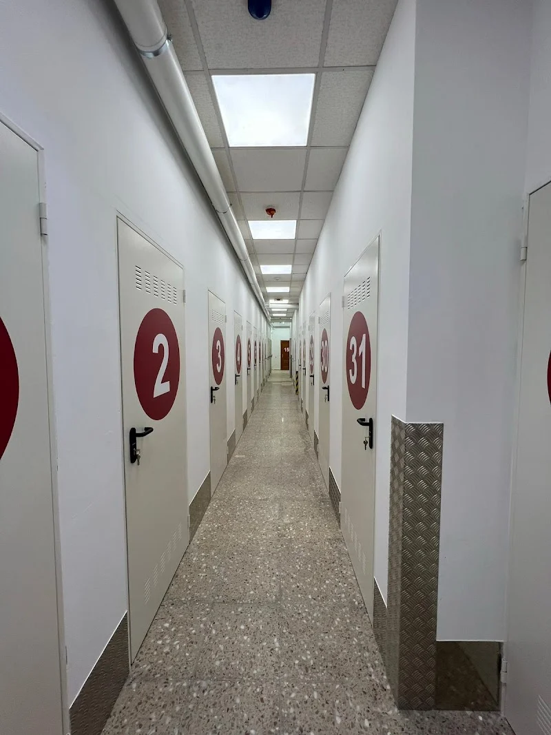 Trasteros Almirante - Democracia en C/ de la Democràcia, 22, L'Olivereta, 46018 València, Valencia, España - Imagen 1